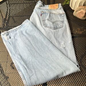 Levis 550 relaxed fit w distressed knee